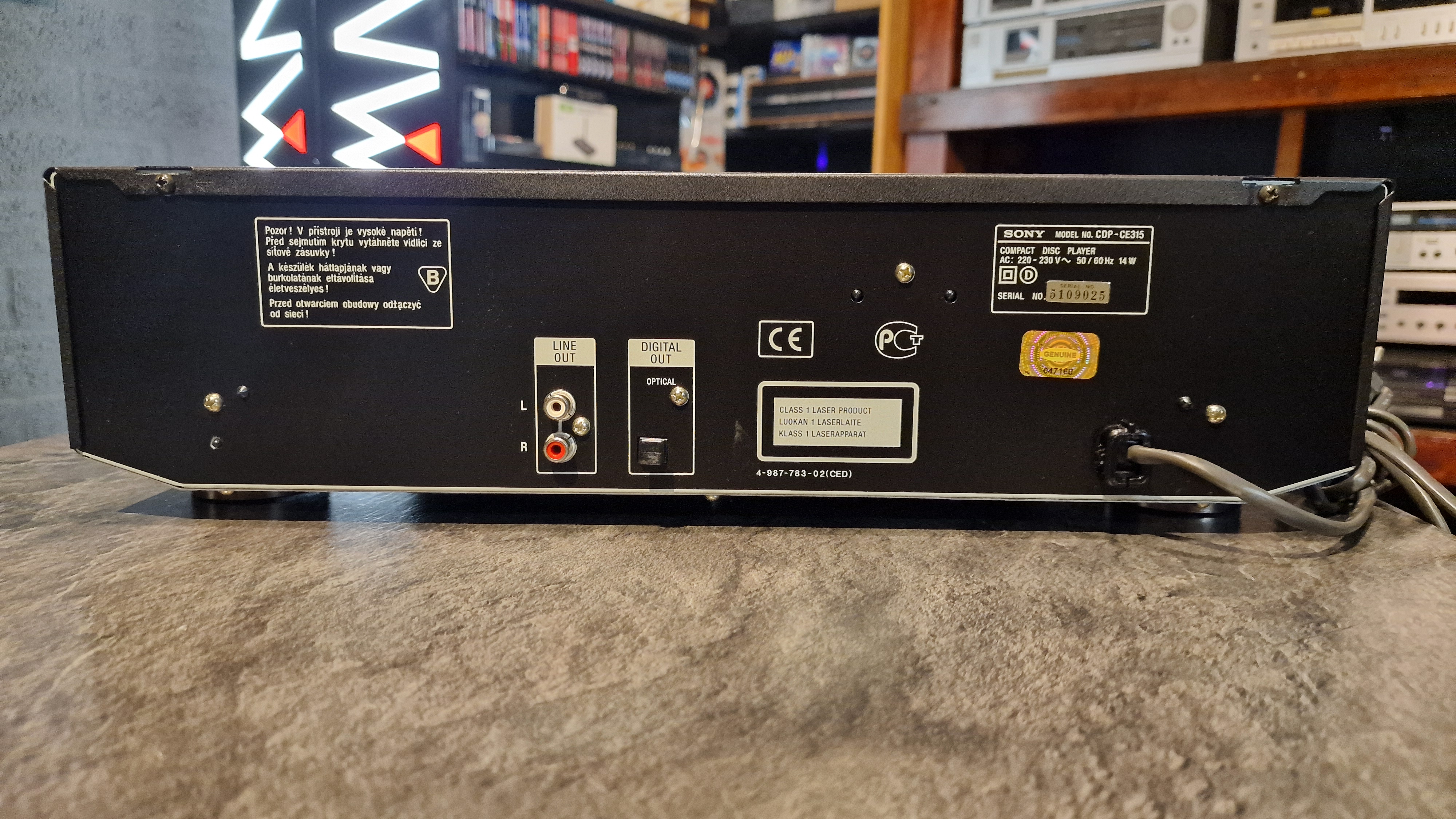 Sony CDP-CE315 • 5- Cd wisselaar 