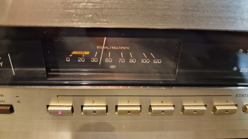 ZELDZAAM! • Accuphase T-107 • synthesizer FM-stereotuner